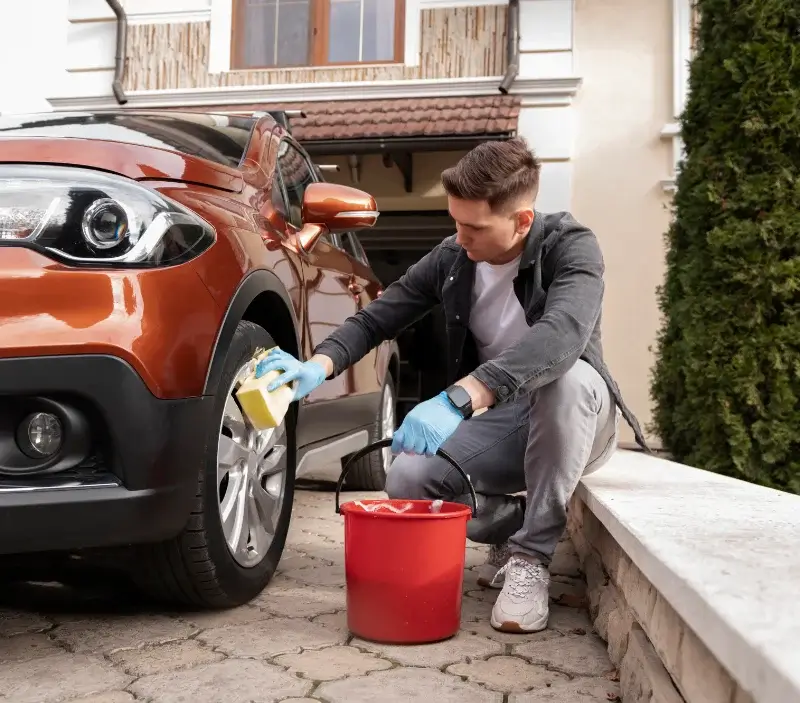 Lavage auto à domicile Alsting : professionnel intervenant sur un véhicule